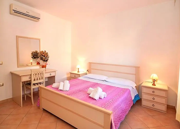 With Swimming Pool Just 5 Minutes From Budoni, With Air Conditoning And Private Outdoor Area Hotel apartamentowy 3*